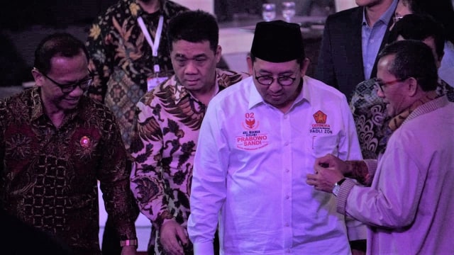 Fadli Zon (tengah) tiba pada Debat Pilpres 2019 perdana di Hotel Bidakara, Jakarta, Kamis (17/1). (Foto: Jamal Ramadhan/kumparan)
