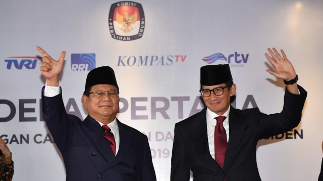 Capres-cawapres nomor urut 02 Prabowo-Sandiaga Uno tiba untuk mengikuti debat pertama Pilpres 2019, di Hotel Bidakara, Jakarta, Kamis (17/1/2019). (Foto: ANTARA FOTO/Aprillio Akbar)