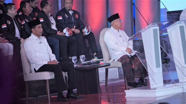 Capres dan Cawapres nomor urut 01, Jokowi-Maruf, dalam acara debat pertama Pilpres 2019, di Hotel Bidakara, Jakarta, Kamis (17/1/2019). (Foto: Jamal Ramadhan/kumparan)