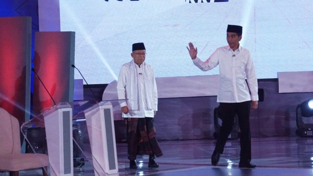 Capres-cawapres nomor urut 01 Jokowi-Maruf memasuki tempat debat pertama Pilpres 2019, di Hotel Bidakara, Jakarta, Kamis (17/1). (Foto: Jamal Ramadhan/kumparan)