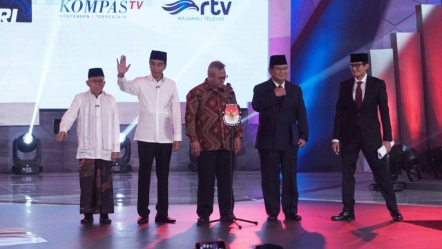 Capres-cawapres nomor urut 01 Jokowi-Maruf dan nomor urut 02 Prabowo-Sandi pada debat pertama Pilpres 2019, di Hotel Bidakara, Jakarta, Kamis (17/1). Foto: Jamal Ramadhan/kumparan