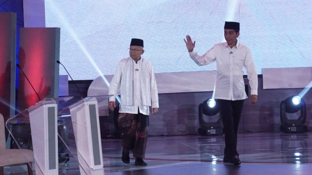 Capres-cawapres nomor urut 01 Jokowi-Maruf memasuki tempat debat pertama Pilpres 2019, di Hotel Bidakara, Jakarta, Kamis (17/1). Foto: Jamal Ramadhan/kumparan