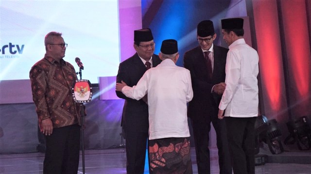 Pasangan calon Presiden dan Wakil Presiden dengan nomor urut 01, Jokowi -Ma'ruf Amin bersalaman dengan pasangan nomor urut 02, Prabowo-Sandi. Foto: Jamal Ramadhan/kumparan