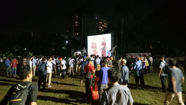 Pendukung kedua pasangan calon nonton bareng debat Pilpres 2019 di lapangan dekat Hotel Bidakara. (Foto: Maulana Ramadhan/kumparan)