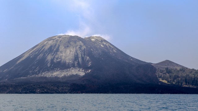 Penampakan Gunung Anak Krakatau pada 2015. (Foto: carol mitchell via Flickr)
