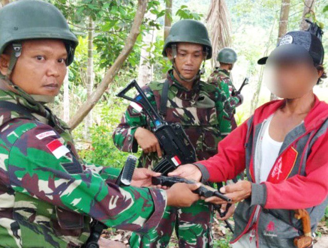 Lagi, Warga Perbatasan di Papua Serahkan Senjata Api
