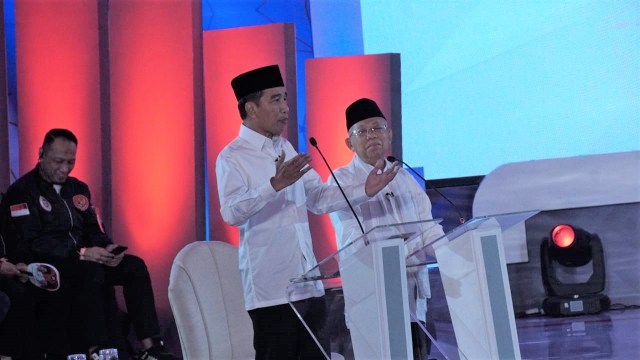 Pasangan calon Presiden dan Wakil Presiden dengan nomor urut 01, Joko Widodo -Ma'ruf Amin saat debat pertama 2019. (Foto: Jamal Ramadhan/kumparan)