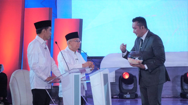 Pasangan calon nomor urut 01 Jokowi-Ma'ruf Amin mengambil nomor undian untuk menyampaikan visi dan misi dalam debat pertama Pilpres 2019. (Foto: Jamal Ramadhan/kumparan)
