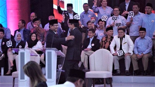 Pasangan calon Presiden dan Wakil Presiden nomor urut 02, Prabowo-Sandi saat rehat. (Foto: Jamal Ramadhan/kumparan)