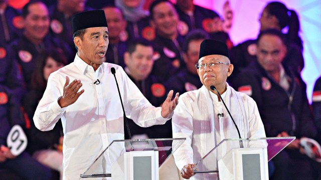 Pasangan capres-cawapres nomor urut 01 Joko Widodo (kiri) dan Ma'ruf Amin mengikuti debat pertama Pilpres 2019, di Hotel Bidakara, Jakarta, Kamis (17/1/2019). Foto: Antara/Sigid Kurniawan