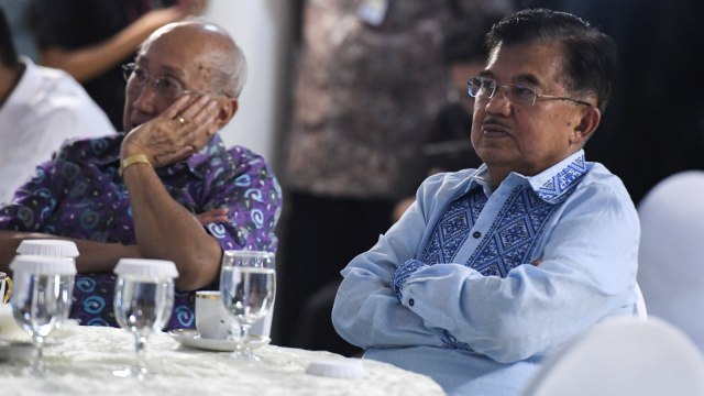 Wakil Presiden Jusuf Kalla (kanan) bersama Sofjan Wanandi menyaksikan siaran langsung Debat Pertama Capres & Cawapres 2019 di rumah dinasnya di Jalan Diponegoro. (Foto: Antara/Hafidz Mubarak)