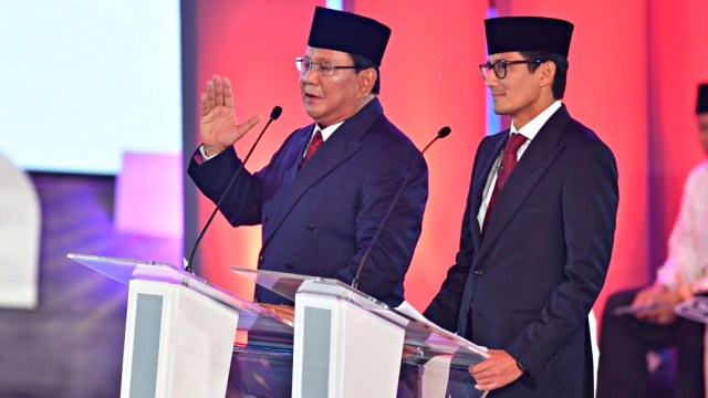 Pasangan nomor urut 02 Prabowo Subianto (kiri) dan Sandiaga Uno mengikuti debat pertama Pilpres 2019, di Hotel Bidakara, Jakarta, Kamis (17/1/2019). (Foto: Antara/Sigid Kurniawan)