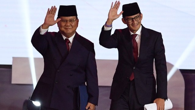 Capres-cawapres nomor urut 02 Prabowo (kiri) -Sandiaga Uno bersiap mengikuti debat pertama Pilpres 2019, di Hotel Bidakara, Jakarta, Kamis (17/1/2019). (Foto: Antara/Sigid Kurniawan)