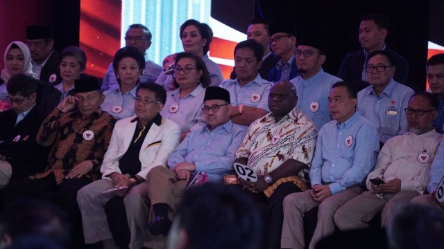 Tim Pendukung calon Presiden dan Wakil Presiden nomor urut 02, Prabowo-Sandi saat rehat. (Foto: Jamal Ramadhan/kumparan)