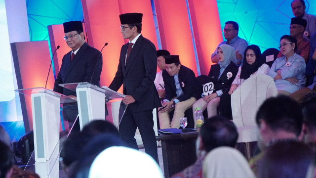 Pasangan calon Presiden dan Wakil Presiden nomor urut 02, Prabowo-Sandi saat rehat. (Foto: Jamal Ramadhan/kumparan)