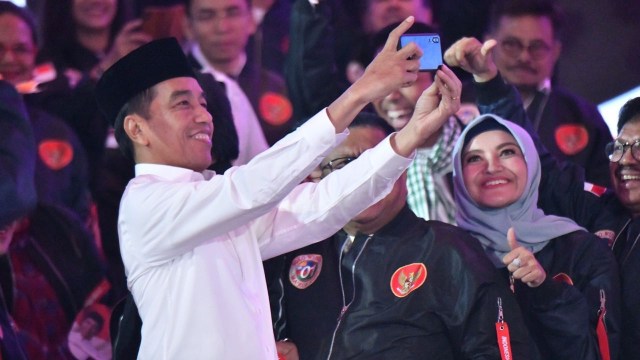 Jokowi swafoto bersama tim pendukung. (Foto: Dok. Agus Suparto)