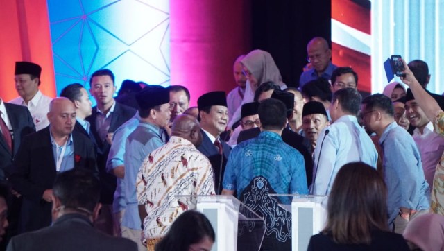 Pasangan calon Presiden dan Wakil Presiden nomor urut 02, Prabowo-Sandi bersama tim pendukung. (Foto: Jamal Ramadhan/kumparan)