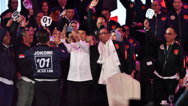 Capres nomor urut 01 Joko Widodo berswafoto bersama pendukungnya saat jeda Debat Pertama Capres & Cawapres 2019, di Hotel Bidakara, Jakarta, Kamis (17/1/2019). (Foto: Antara/Sigid Kurniawan)