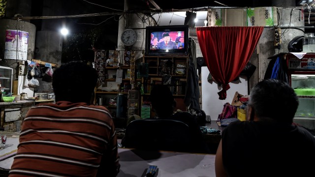 Warga Kampung Akuarium menyaksikan Debat Pertama Capres & Cawapres 2019 di Jakarta, Kamis (17/1/2019). (Foto: Antara/Muhammad Adimaja)