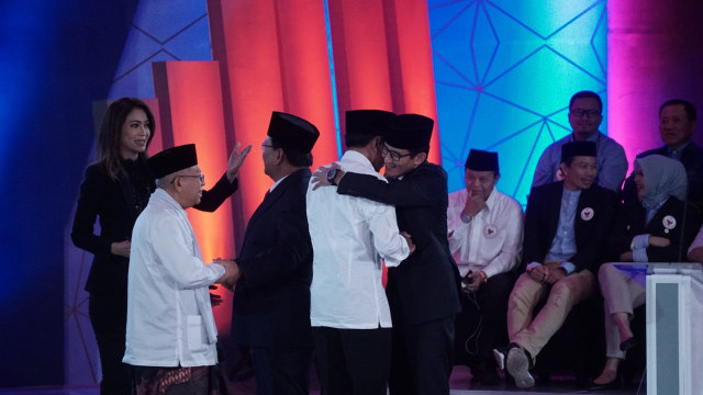 Pasangan capres cawapres nomor urut 01 dan 02 usai debat pertama pilpres 2019. (Foto: Jamal Ramadhan/kumparan)