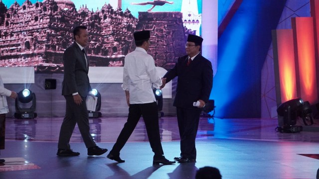 Pasangan capres cawapres nomor urut 01 dan 02 saling berjabat tangan usai debat pertama pilpres 2019. Foto: Jamal Ramadhan/kumparan