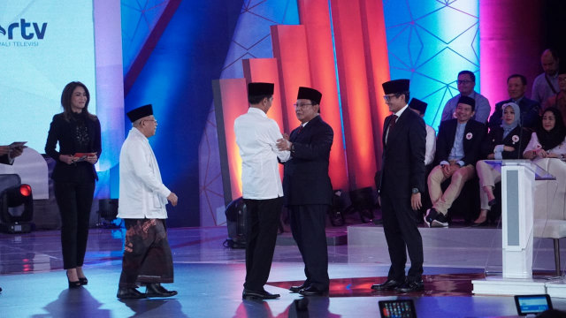 Calon Presiden nomor urut 01, Joko Widodo berjabat tangan dengan calon Presiden nomor urut 02 Prabowo Subianto usai debat pertama Pilpres 2019. (Foto: Jamal Ramadhan/kumparan)