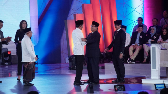 Calon Presiden nomor urut 01, Joko Widodo berjabat tangan dengan calon Presiden nomor urut 02 Prabowo Subianto usai debat pertama Pilpres 2019. Foto: Jamal Ramadhan/kumparan