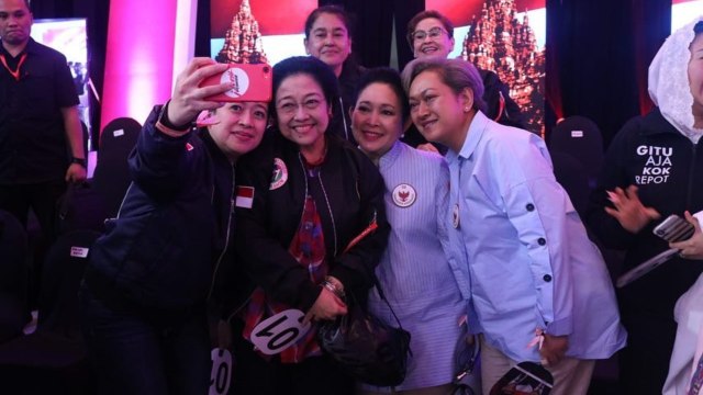 Megawati Soekarnoputri, Puan Maharani, Titik Soeharto dan Yenny Wahid berfoto bersama usai Debat Pertama Pilpres 2019. (Foto: Instagram @pdiperjuangan)