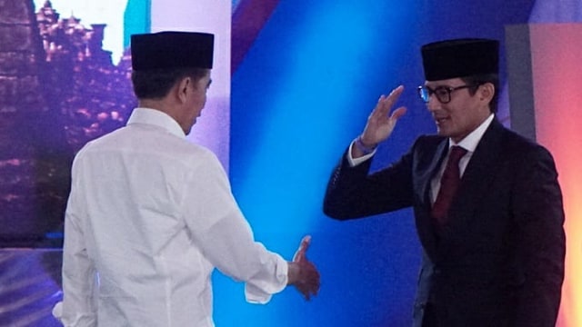 Joko Widodo dan Sandiaga Uno berjabat tangan usai debat pertama Pilpres 2019. Foto: Jamal Ramadhan/kumparan