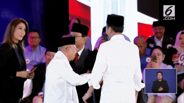 Sandiaga Uno mencium tangan Ma'ruf Amin usai debat pertama pilpres 2019. (Foto: YouTube/Liputan6.com)