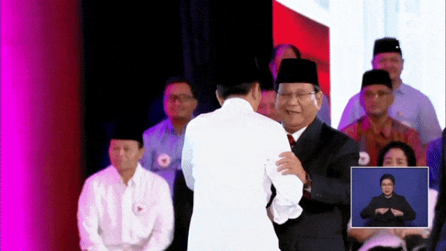 Joko Widodo dan Prabowo Subianto berjabat tangan usai debat pertama Pilpres 2019. (Foto: YouTube/Liputan6.com)