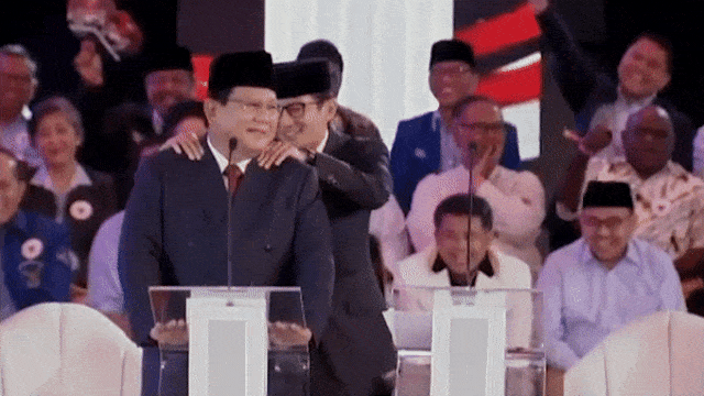 Sandiaga Uno memijat Prabowo Subianto saat debat pertama Pilpres 2019. (Foto: Dok. kumparan)