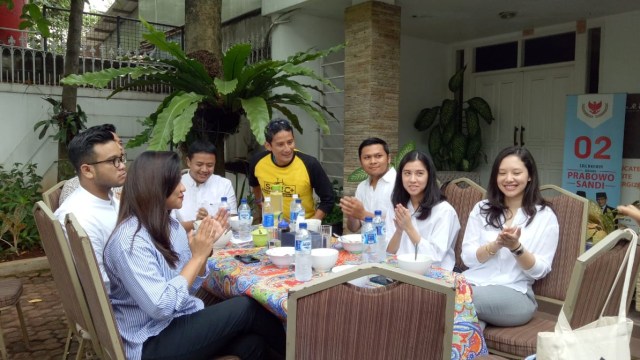 Cawapres no urut 01 Sandiaga Uno (baju kuning) bertemu milenial di Jenggala, Jakarta Selatan.  (Foto: Adhim Mugni Mubaroq/kumparan )