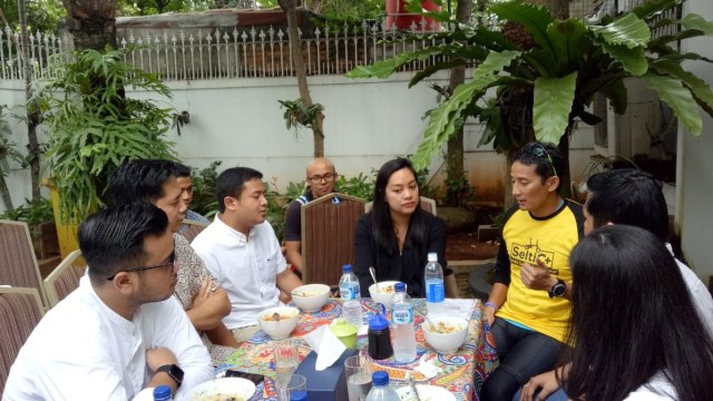 Cawapres no urut 01 Sandiaga Uno (baju kuning) bertemu milenial di Jenggala, Jakarta Selatan.  (Foto: Adhim Mugni Mubaroq/kumparan )
