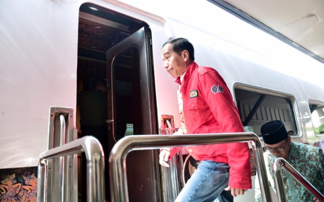 Presiden Jokowi menaiki kereta saat kunjungan kerja ke Garut.  (Foto: Dok. Biro Pers Setpres)