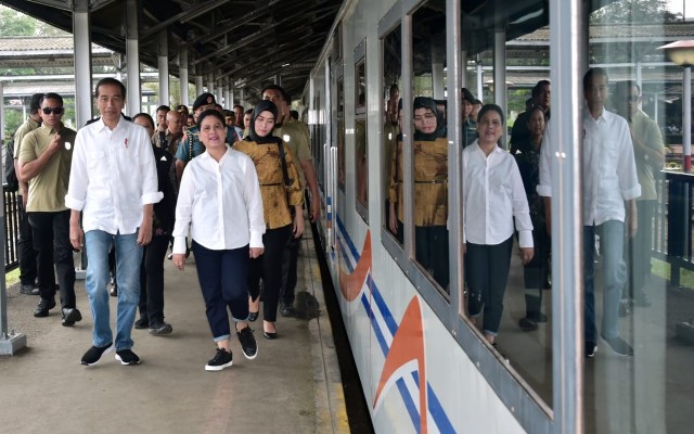 Presiden Jokowi (kiri) di dampingi Iriana berjalan di samping kereta saat  kunjungan kerja ke Garut.  (Foto: Dok. Biro Pers Setpres)