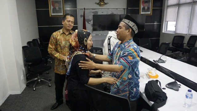 Serah terima dua WNI yang bebas dari ancaman hukuman mati di Malaysia dari Kementrian Luar Negeri kepada keluarga.  (Foto: Dok. Kementerian Luar Negeri)