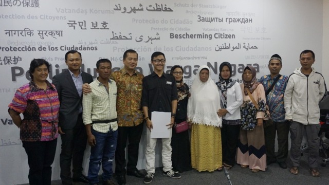 Serah terima dua WNI yang bebas dari ancaman hukuman mati di Malaysia dari Kementrian Luar Negeri kepada keluarga.  (Foto: Dok. Kementerian Luar Negeri)
