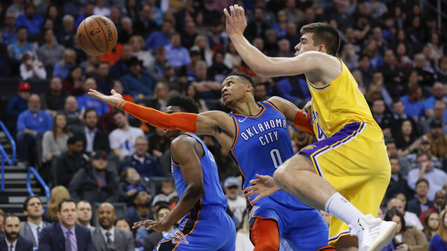 Guard Oklahoma City Thunder, Russell Westbrook, berebut bola dengan pemain Los Angeles Lakers. (Foto: Alonzo Adams-USA TODAY Sports via Reuters)