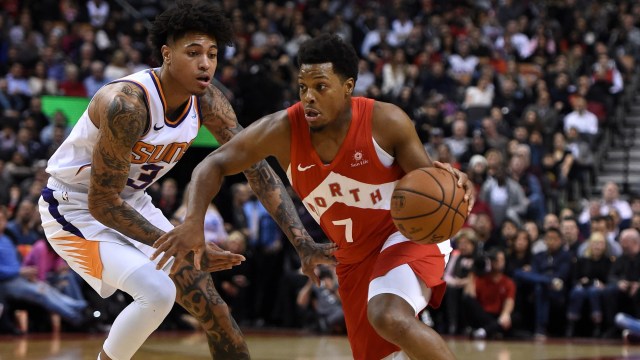 Guard Toronto Raptors, Kyle Lowry, diadang oleh pemain Phoenix Suns. (Foto: Dan Hamilton-USA TODAY Sports via Reuters)