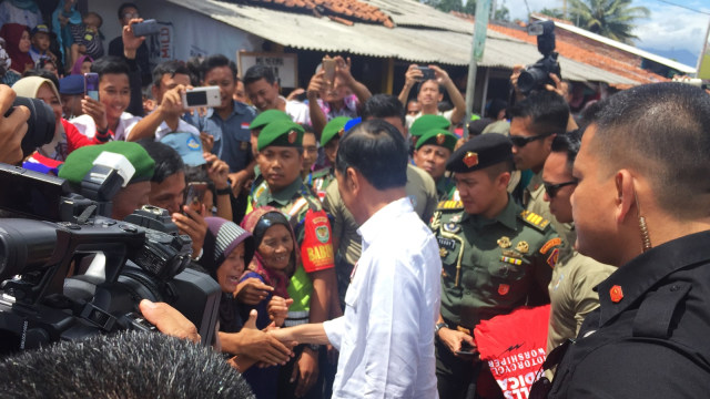 Presiden Jokowi saat tiba di Kabupaten Garut untuk memberikan motivasi usaha kepada warga (18/1). (Foto: Abdul Latif/kumparan )