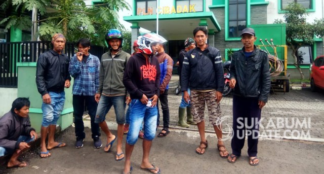 Listrik Drop, Warga Tiga RW Desa Warnajati Sukabumi Geruduk Kantor UPJ PLN