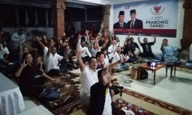 Suasana nonton bareng debat capres di Gardu Prabowo (kanalbali/KR5)