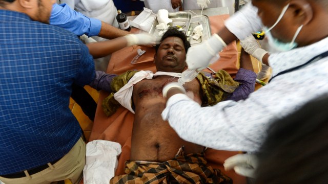 Staf medis sedang merawat seorang peserta yang terluka di acara festival tahunan 'Jallikattu'. (Foto: AFP/Arun Sankar)