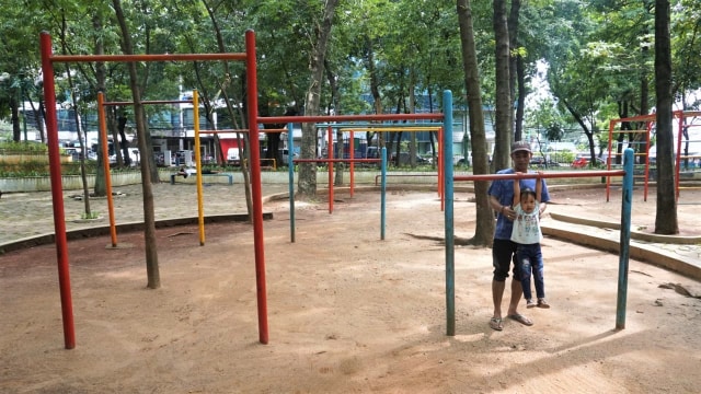 Seorang anak yang sedang bermain didampingi orang tua di Taman Puring, Jakarta Selatan, Jumat (18/1). (Foto: Helmi Afandi/kumparan)