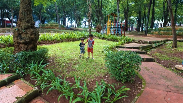 Beberapa anak yang sedang bermain di taman yang akan direvitalisasi, di Jakarta. (Foto: Helmi Afandi/kumparan)