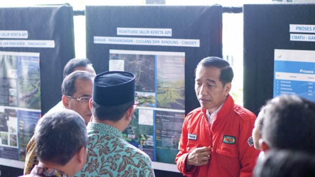 Presiden RI Joko Widodo (merah) dan rombongan melakukan kunjungan ke lokasi reaktivasi jalur kereta api di Kecamatan Cibatu, Kabupaten Garut,Jawa Barat. (Foto: Dok. Humas Kementrian BUMN)