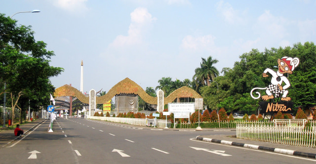 Pintu Masuk Taman Mini Indonesia Indah (Foto: Wikimedia Commons)