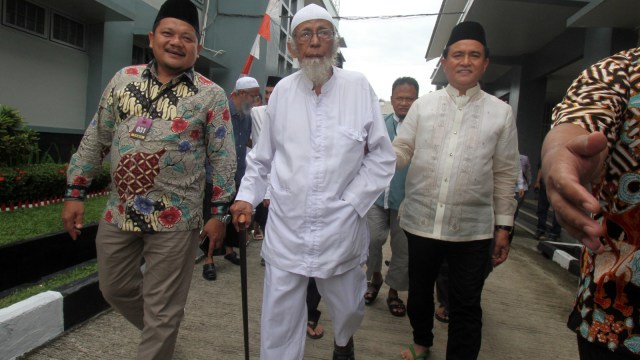 Yusril Ihza Mahendra (kanan) mengunjungi narapidana kasus terorisme Abu Bakar Ba'asyir di Lapas Gunung Sindur, Kabupaten Bogor, Jawa Barat. (Foto: ANTARA/Yulius Satria Wijaya)