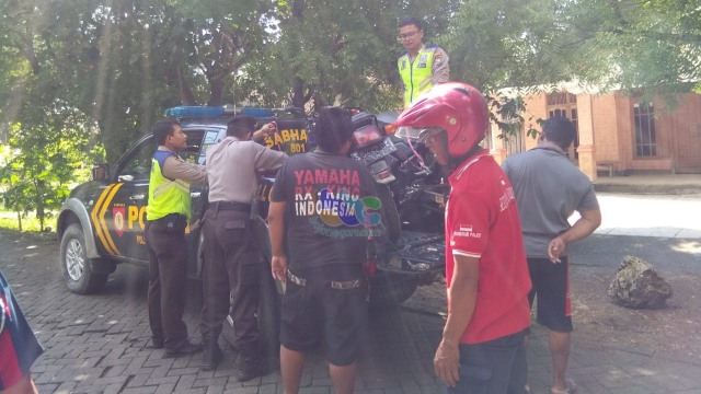 Kedau kendaraan yang terlibat laka-lantas, sepeda motor Honda GL Max nomor polisi S 5442 CKdan Kawasaki Ninja nomor polisi L 4260 DX, saat diamankan petugas, Jumat (18/01/2019).